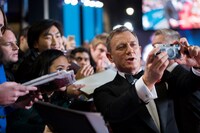 レッドカーペットでファンサービスをするダニエル・クレイグ（右）。