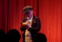 最初期に使っていたおまじない本を読み上げるユリオカ超特Q。