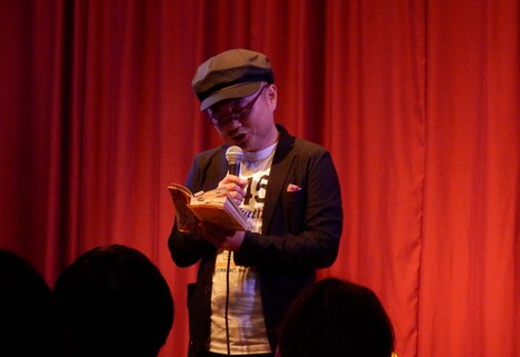 最初期に使っていたおまじない本を読み上げるユリオカ超特Q。