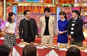 左から郡司恭子アナウンサー、バナナマン設楽、鈴木亮平、新川優愛、バナナマン日村。 (c)日本テレビ