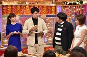 左から新川優愛、鈴木亮平、バナナマン日村、高橋真麻。 (c)日本テレビ