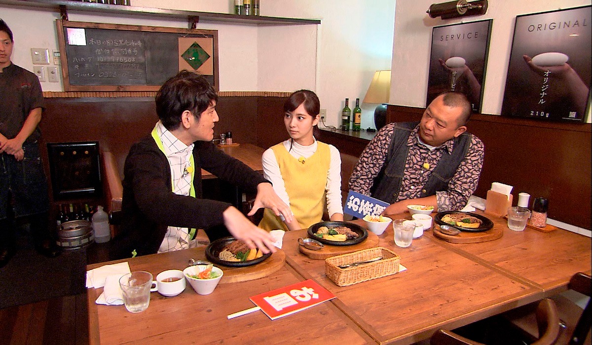 左からココリコ田中、新川優愛、TKO木下。 (c)メ～テレ