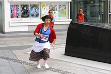 逃走するすっちー。(c)関西テレビ