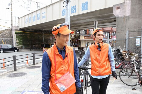 すっちーを追うジャルジャル。(c)関西テレビ