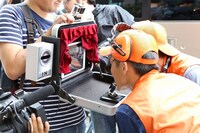 すっちーを追うジャルジャル。(c)関西テレビ