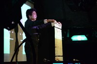 「泥にブラインド」の儀式の様子。