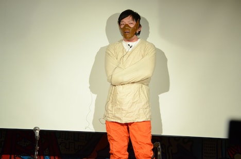 ピンネタを披露する河本。