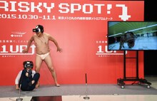 「Risky Spot」を体験している鈴木奈々、とにかく明るい安村。