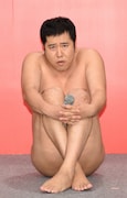 恐竜に襲われたときの全裸に見えるポーズを披露するとにかく明るい安村。