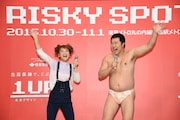 PRイベントに出席した(左から)鈴木奈々、とにかく明るい安村。