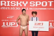 PRイベントに出席した(左から)とにかく明るい安村、鈴木奈々。