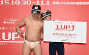 PRイベントに出席した(左から)とにかく明るい安村、鈴木奈々。