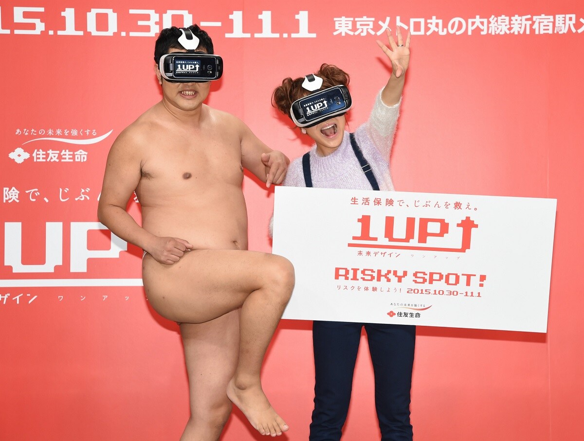 PRイベントに出席した(左から)とにかく明るい安村、鈴木奈々。