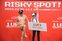 PRイベントに出席した（左から）とにかく明るい安村、鈴木奈々。