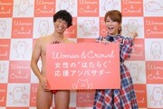 「Woman&Crowd 1周年記念記者発表会」に登場した品川庄司・庄司とはるな愛（左から）。