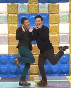 「くりぃむナンチャラ」の「あわよくば作家になろう選手権」にて、コンビでネタを披露する、くりぃむしちゅー。(c)テレビ朝日