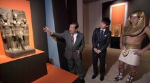 「黄金のファラオと巨大ピラミッド3000年の謎」に出演する（左から）吉村作治教授とオードリー。(c)TBS