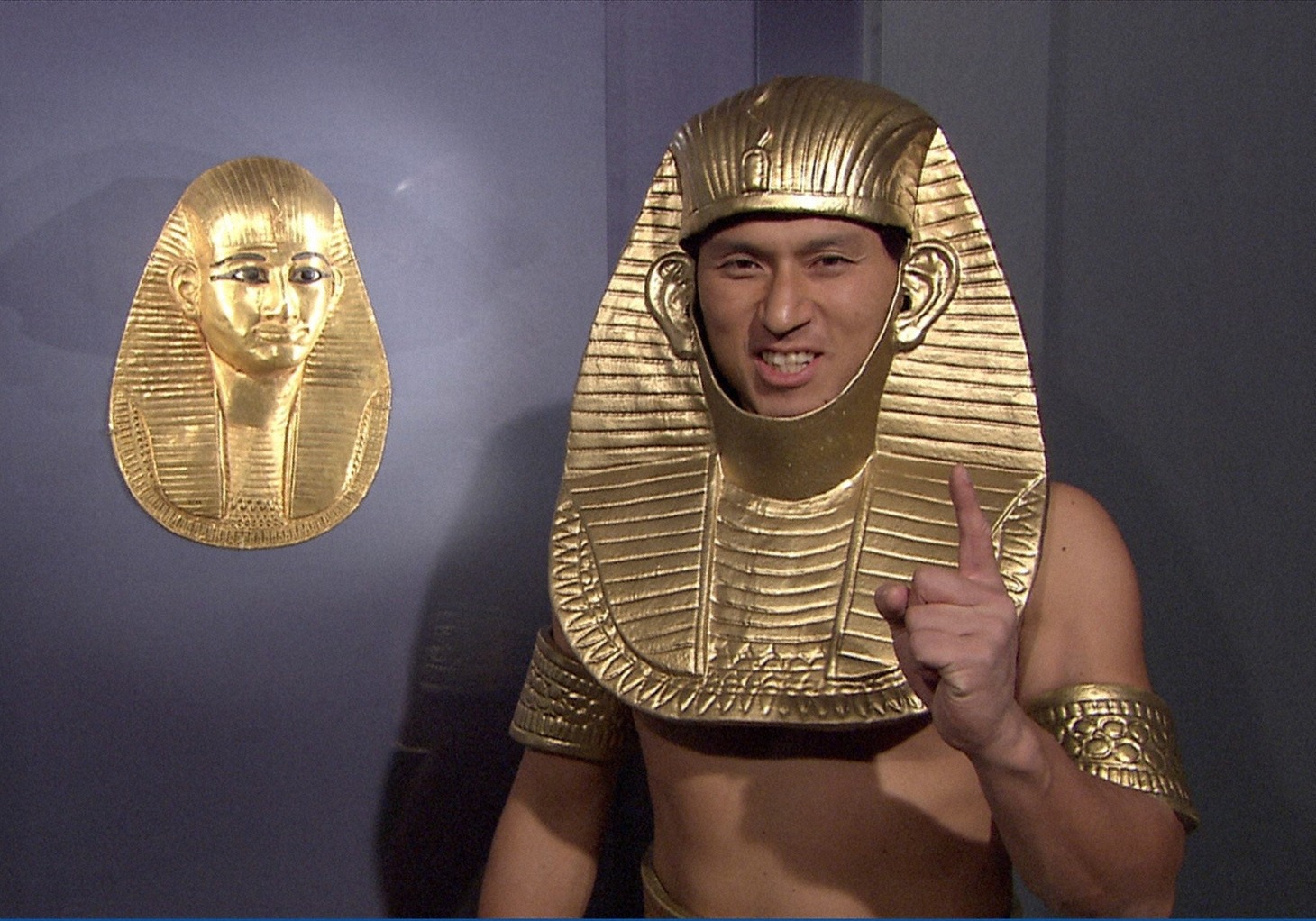 「ファラオ春日」を名乗るオードリー春日。(c)TBS