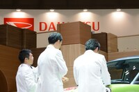 キャストのボディにメッセージを入れる芸人たち。