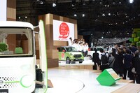 「第44回東京モーターショー2015」のダイハツブース。