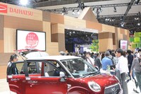 「第44回東京モーターショー2015」のダイハツブース。