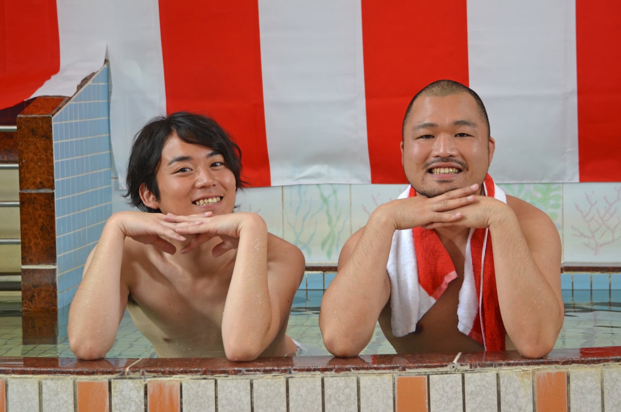 銭湯“タカラ湯”にて「クマムシ紅白歌合戦出馬記者会見」を行ったクマムシ。左から佐藤、長谷川。