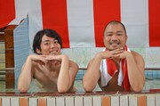 銭湯“タカラ湯”にて「クマムシ紅白歌合戦出馬記者会見」を行ったクマムシ。左から佐藤、長谷川。