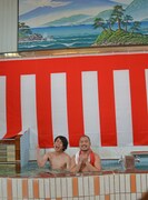 張り切って「YES!」のパートを歌うクマムシ佐藤（左）。