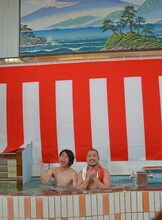 張り切って「YES!」のパートを歌うクマムシ佐藤（左）。