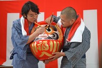 紅白出場を祈願してダルマに目を入れるクマムシ。