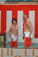 浴衣を脱いで湯船に入るクマムシ。