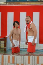 浴衣を脱いで湯船に入るクマムシ。