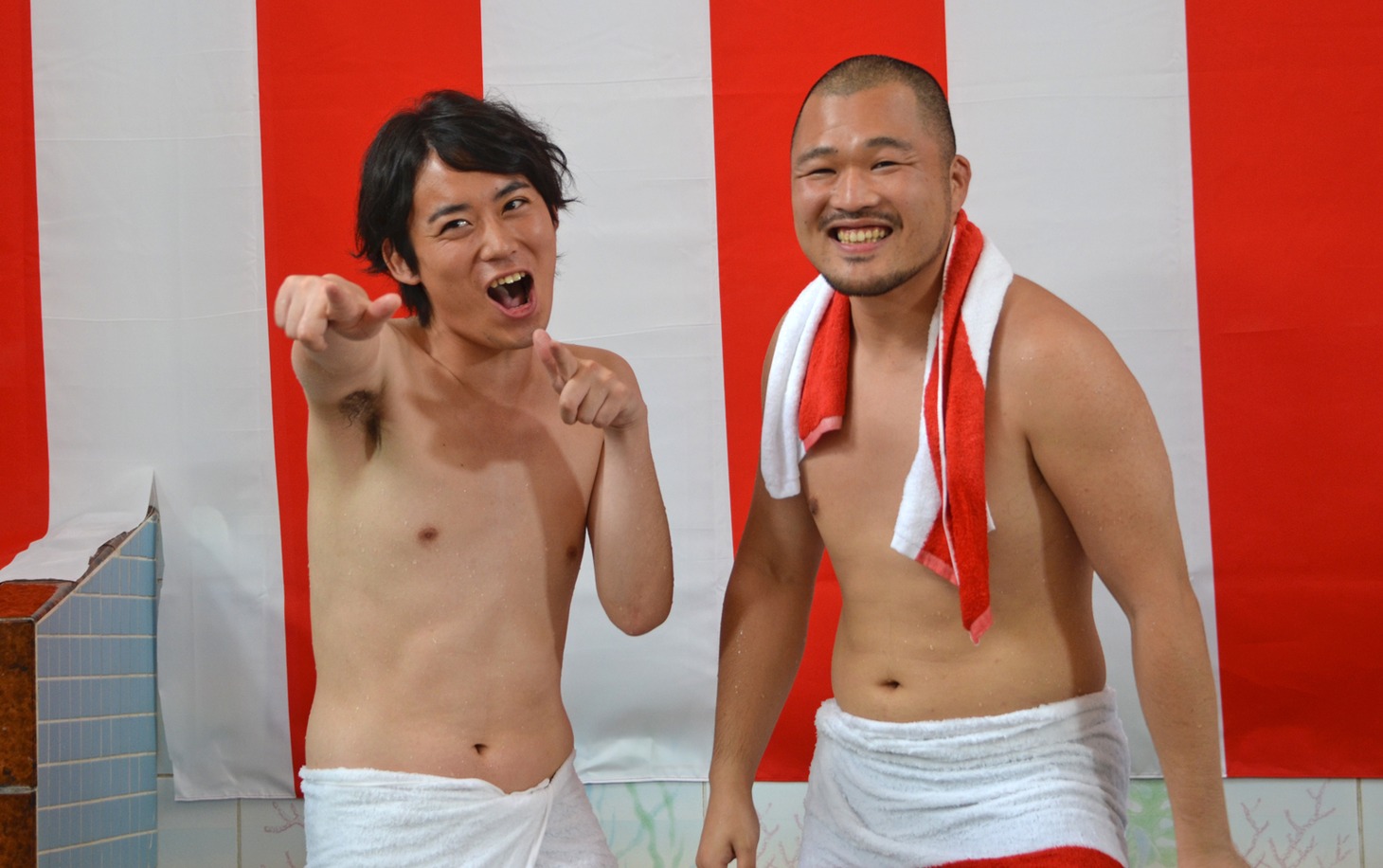 浴衣を脱いで湯船に入るクマムシ。