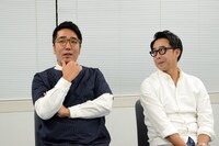 撮影を振り返るおぎやはぎ。