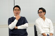 撮影を振り返るおぎやはぎ。