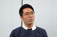 撮影を振り返る小木。