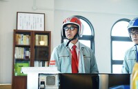 コント「公務員戦隊コンプラー」に出演する（左から）おぎやはぎ矢作、ラバーガール飛永。(c)テレビ東京