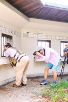 野鳥マスターのお尻を双眼鏡でのぞくヒデ（右）。