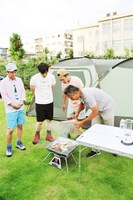 LOGOS LABOで開発商品を見学する3人。