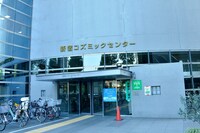 新宿コズミックセンターの外観。