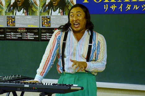 「TOKAKUKA」を熱唱するロバート秋山。