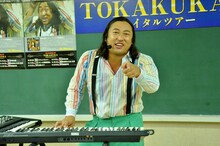 新宿コズミックセンターで「TOKAKUKA」を熱唱したロバート秋山。