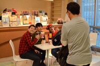 Instagramにアップする用の写真を撮影するあべこうじ（手前）。