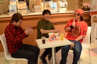 ポップコーンを味わいながら談笑するサンシャイン信清、サンシャイン坂田、ですよ。（左から）。