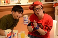 オリジナルカップに注がれたビールを持つですよ。（右）。