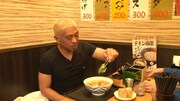 人気うどん店「ウエスト」でごぼう天うどんを食べる松本。(c)FBS