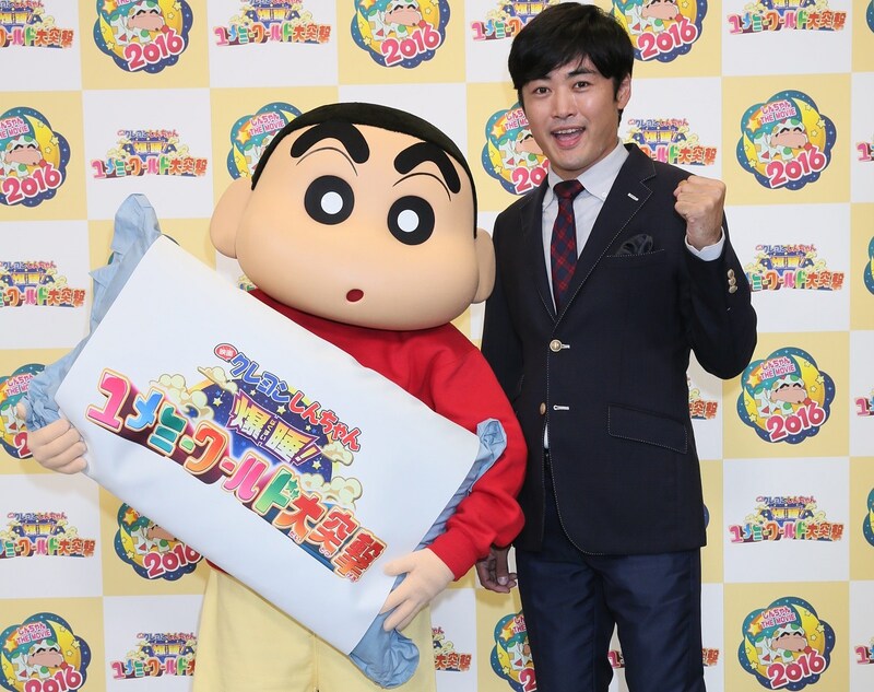 「映画クレヨンしんちゃん 爆睡! ユメミーワールド大突撃」の脚本を担当する劇団ひとり(右)。