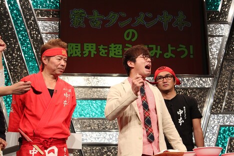 「蒙古タンメン中本」を実食するオリエンタルラジオ藤森。