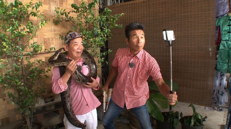 タイの旅を楽しむ間寛平と池乃めだか(左から)。(c)MBS