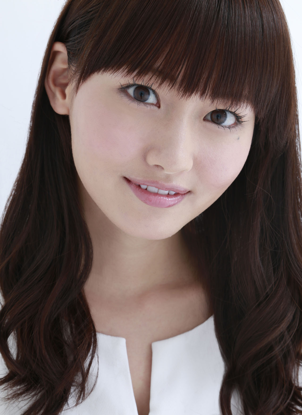 三島リサ役の桃瀬美咲。